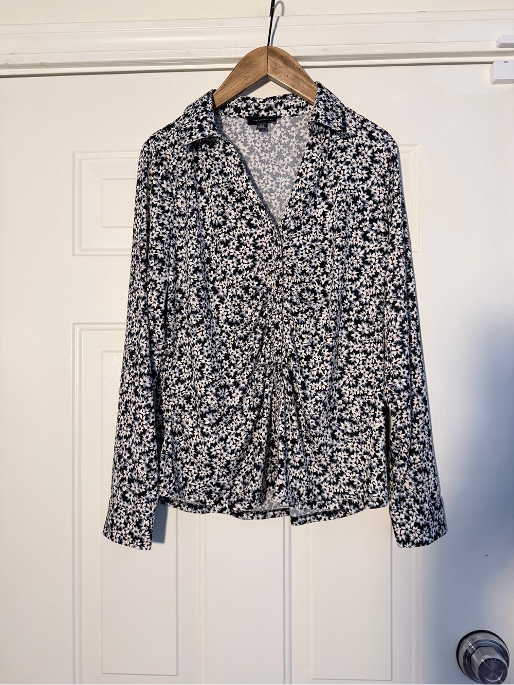 Tamara H Black &‎ White Floral Rouched-Front Button Front. XL. NWT